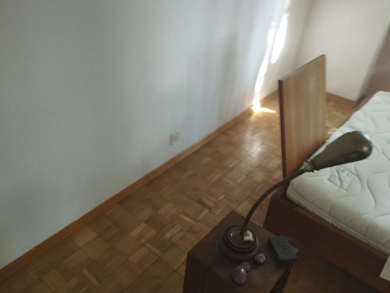 In einem schlichten Zimmer in Liedertswil deutet die freigelegte Matratze auf moegliche Bettwanzen hin, was den Einsatz eines Kammerjaegers erforderlich macht.