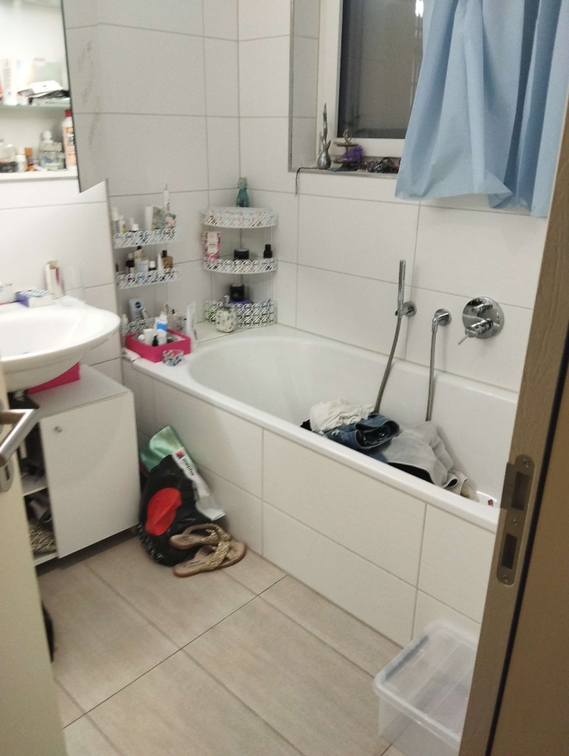In einem Badezimmer in Rothenfluh weist die unruhige Situation auf moegliche Bettwanzen hin, weshalb ein Kammerjaeger zur genauen Pruefung noetig sein koennte.