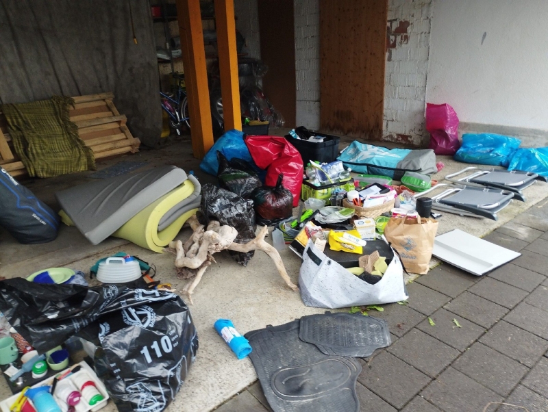 Un espacio desordenado en Wahlen muestra varios objetos amontonados. Este ambiente puede ser favorable para la proliferación de Bettwanzen. Se recomienda contactar a un Kammerjäger.