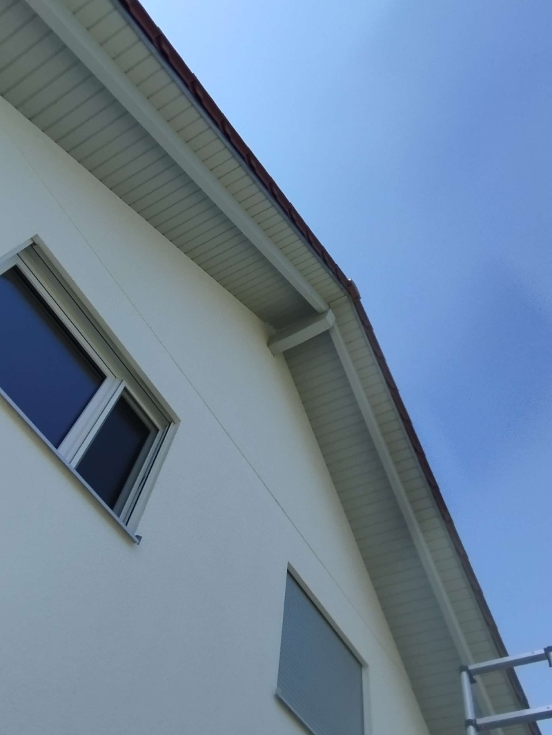 Unter dem weit ausladenden Dachvorsprung eines Hauses in Liedertswil koennte ein verstecktes Hornissennest einen Kammerjaeger erforderlich machen.
