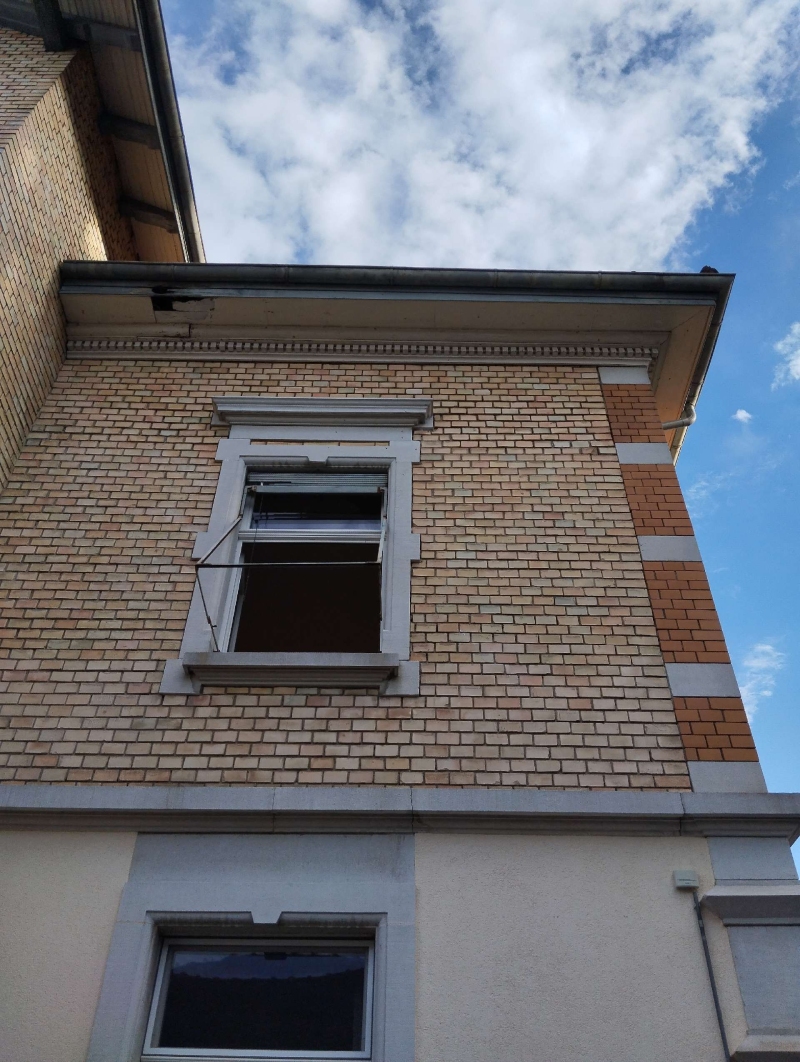 An der Hausfassade in Rothenfluh deutet ein Bereich unter dem Dach auf ein moegliches Wespennest hin, was einen Kammerjaeger notwendig machen koennte.