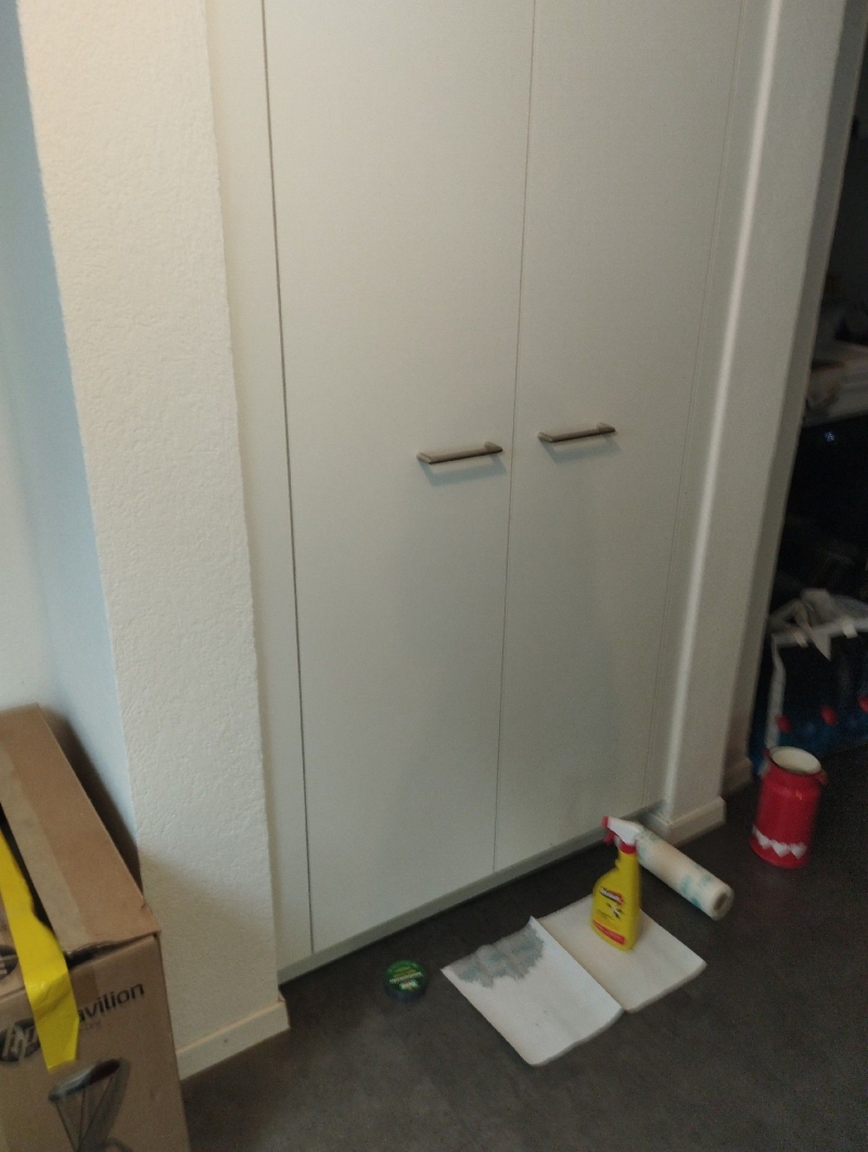 Vor einem Schrank in Rothenfluh deutet das Material am Boden auf Ameisen hin, was einen Kammerjaeger zur Beseitigung erforderlich machen kann.